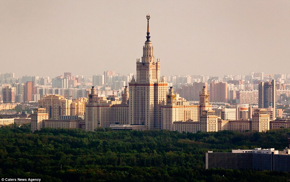 徒手登顶240米高莫斯科大学主楼
