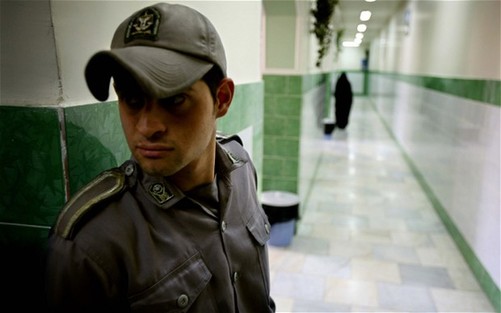 伊朗囚犯激增致狱警紧缺 两所学院开设课程培
