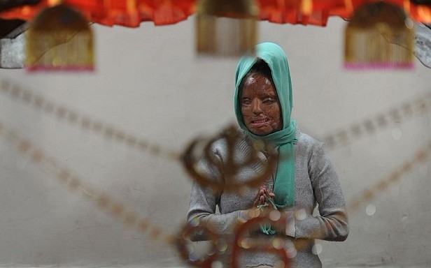 印度毁容女赢大奖 上演真实版《贫民窟的百万