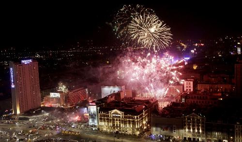 悉尼炫彩焰火、时代广场倒计时 世界各地喜迎新年