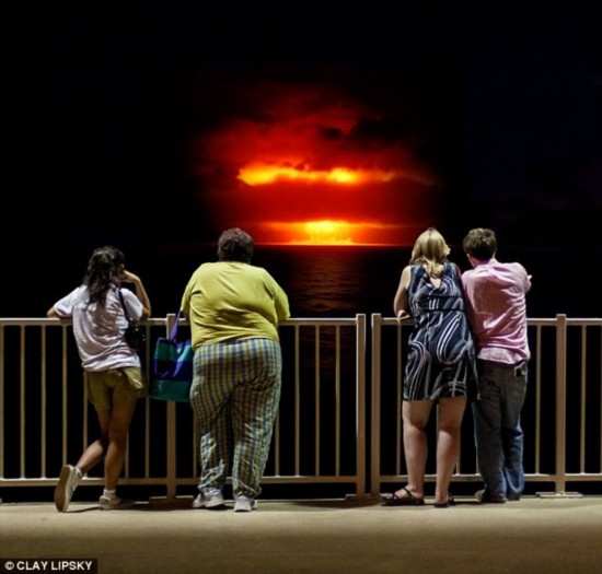 震撼!艺术家合成人类看核爆照片