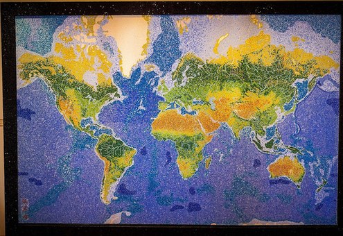 超震撼世界地图:千余宝石和数十万玻璃碎片打