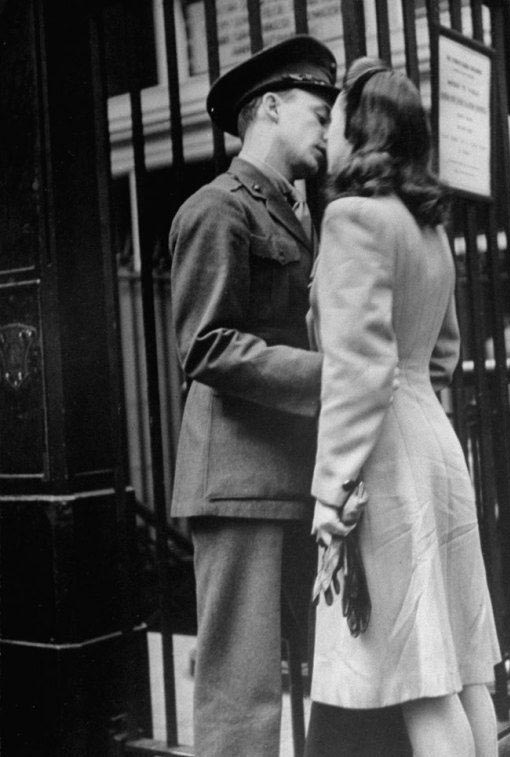 二战美军与爱人吻别照
