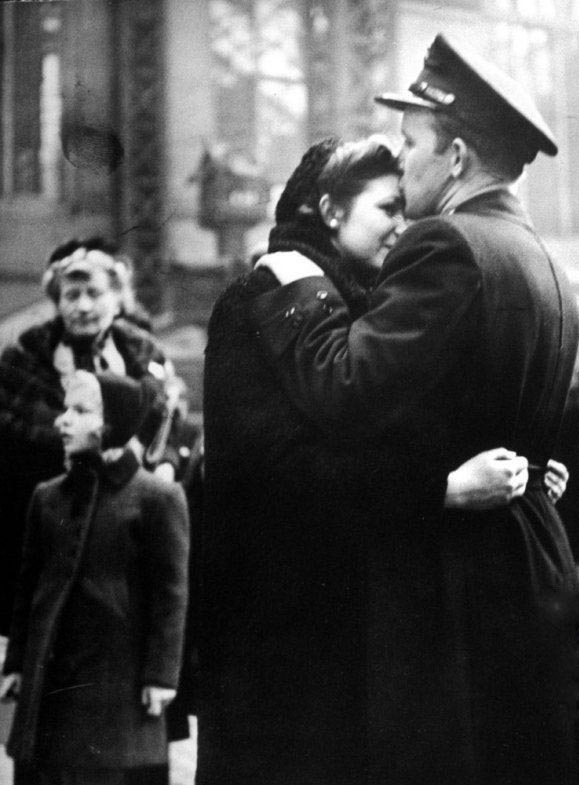 二战美军与爱人吻别照