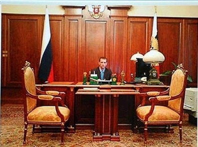 普京前保镖为吸引女性坐总统办公桌拍照