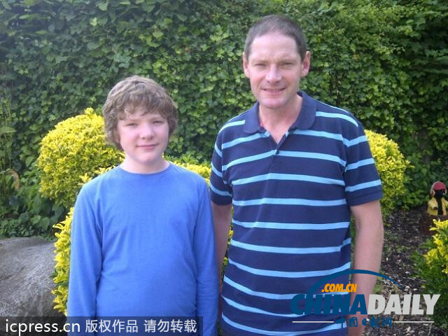 英国父子共同打造蝙蝠车 大玩“角色扮演”超拉风