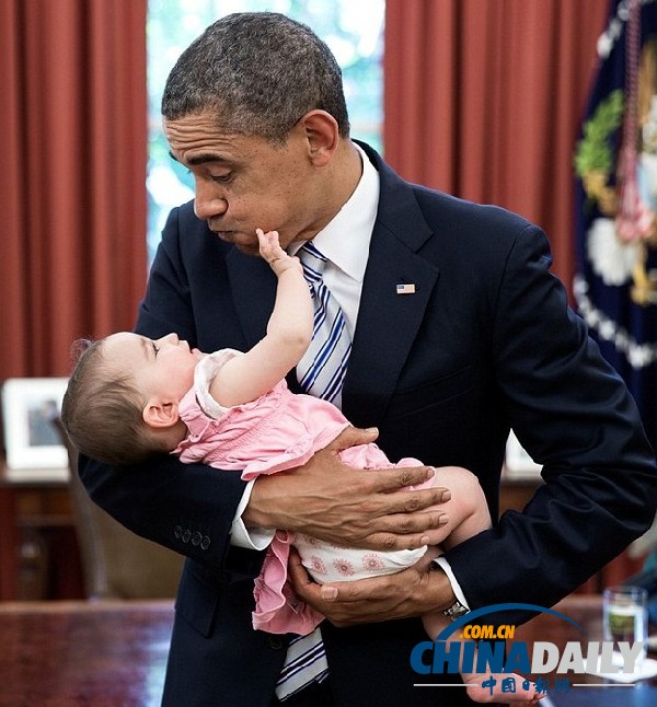 哄婴儿睡觉做鬼脸 奥巴马称最好的工作就是当爸爸