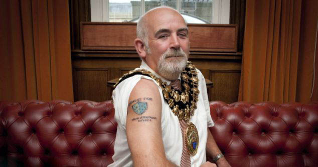 英市长手臂刺纹身以示公民自豪感