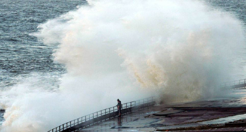 15米巨浪下吞噬英少年