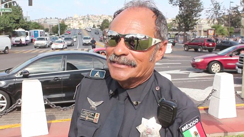 墨西哥一交警执勤时跳 太空步 爆红网络(组图)