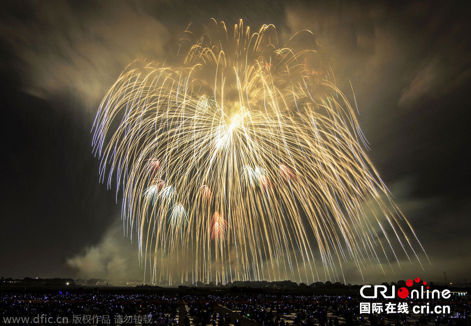 日本燃放世界最大烟花 直径超1米重460公斤(组