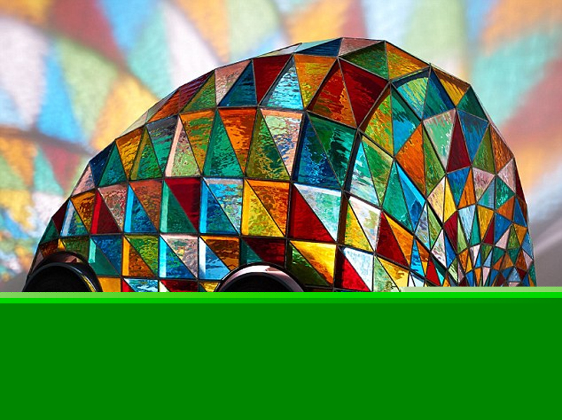 英设计师用七彩玻璃制成无人驾驶汽车 内设床