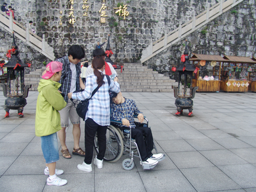 天门山迎来韩国特殊感恩团