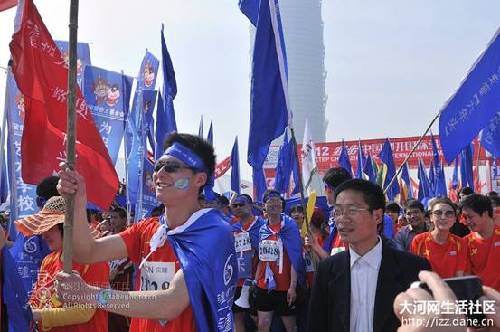 郑开马拉松开跑 泸州老窖六年头庆功