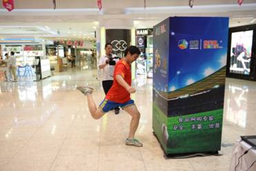 我买网创意营销引爆街头 “踢”出美食乐享生活