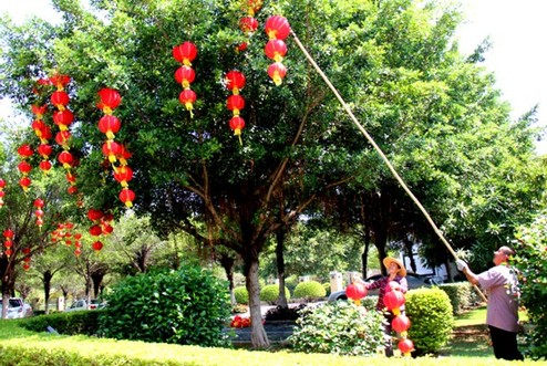 客都梅州张灯结彩迎“双节”喜气洋洋迎客来