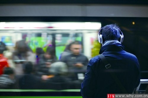 年关将至扒窃案频发 戴耳机时手机最易被窃[图]