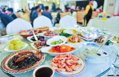 包间最低消费4万 霸王条款+面子助推“剩宴”