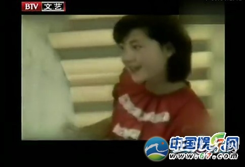 王菲14岁央视唱红歌青涩照 大小S章子怡儿时照全遭曝