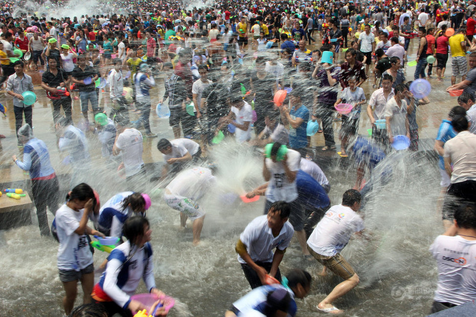 西双版纳欢度泼水节 万人狂欢场面壮观(组图)