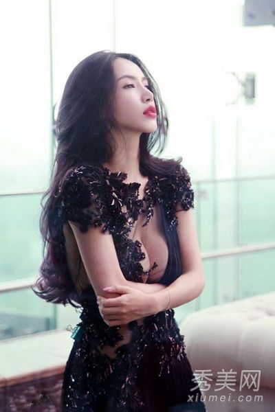 80后女星为博镜头上位 爆乳装透视装齐上阵