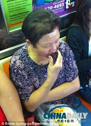 组图：美网站曝光地铁乘客各种不雅照