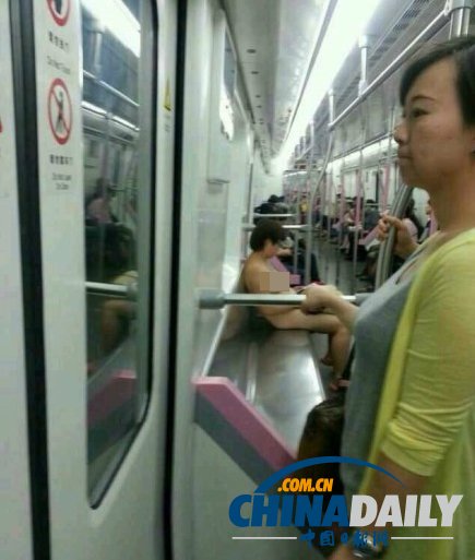 武汉地铁现裸女淡定玩ipad 乘客惊呆尴尬下车[图]