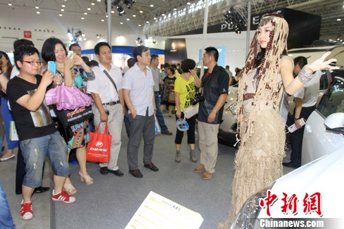 靓丽车模惊艳武汉华中车展 盘点车模“妖孽”造型