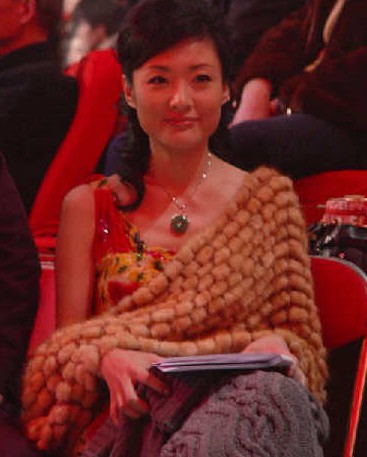 嫁豪门的央视女主播大pk 张蕾青春靓丽