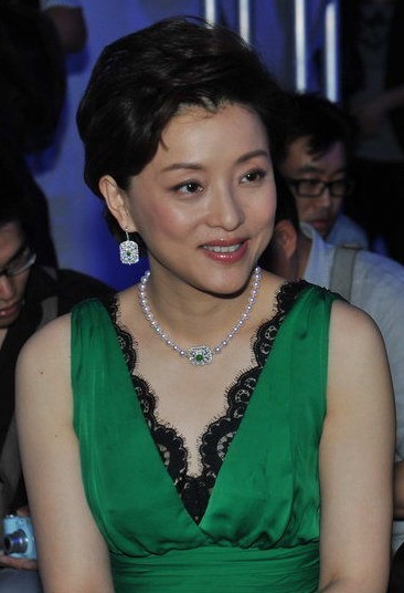 嫁豪门的央视女主播大pk 张蕾青春靓丽