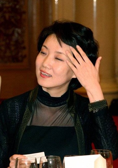 嫁豪门的央视女主播大pk 张蕾青春靓丽