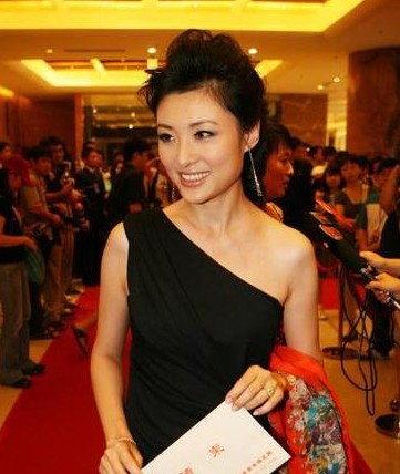 嫁豪门的央视女主播大pk 张蕾青春靓丽