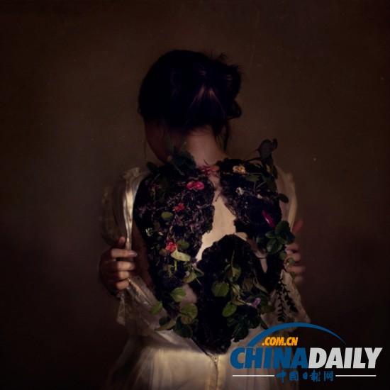 女摄影师自拍绝美森林起舞照
