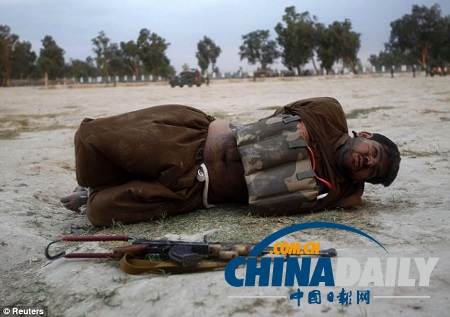 现实版拆弹部队:阿富汗士兵徒手拆人肉炸弹(图)