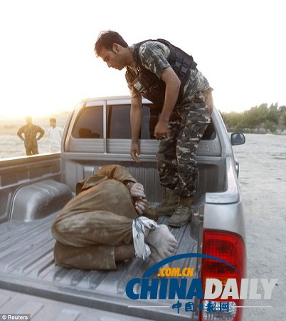 现实版拆弹部队:阿富汗士兵徒手拆人肉炸弹(图)