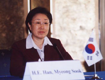 韩国总统提名执政党女议员韩明淑为总理