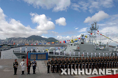 图:胡锦涛主席检阅解放军驻香港部队