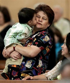 孩子的吻让妈妈感到无比幸福和快乐