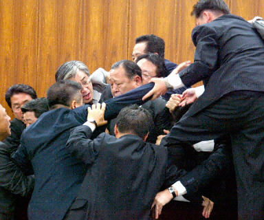 日议员养老金议案相争打作一团