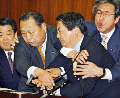 日议员养老金议案相争打作一团
