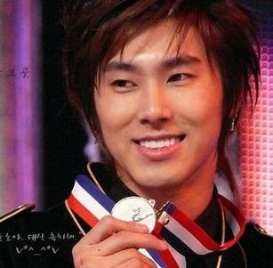 金在中郑允浩+韩国偶像男星过度整容变残(图)