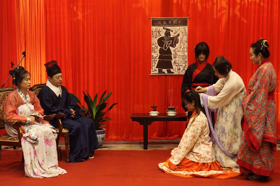 西安女大学生穿汉服行成人礼 完全还原古代嘉