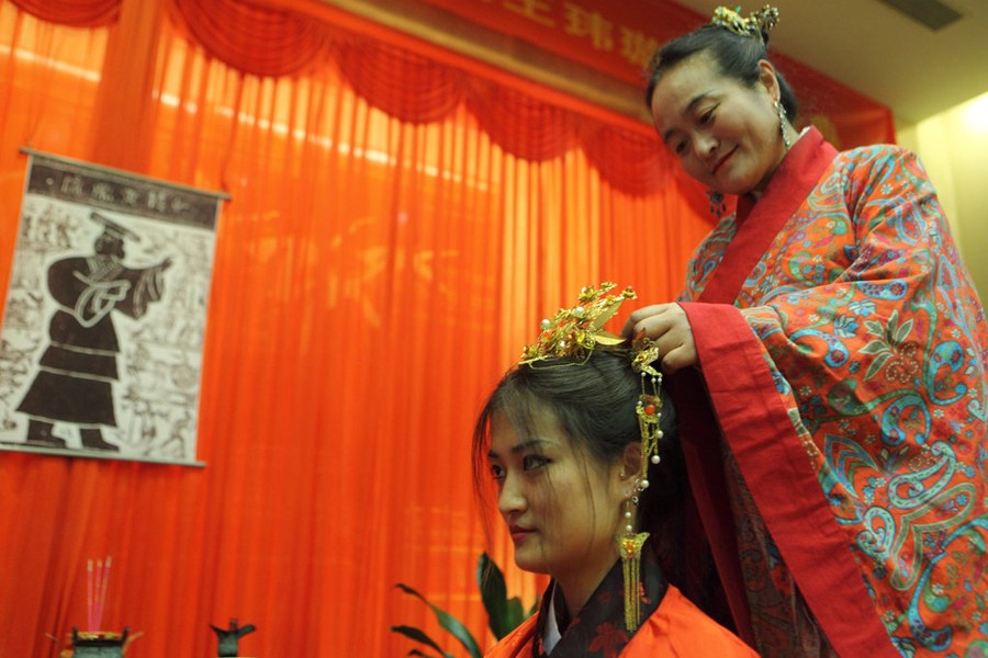 西安女大学生穿汉服行成人礼 完全还原古代嘉