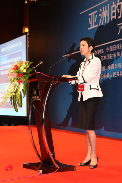 日本内阁总理大臣辅佐官莲舫宣读内阁官房长官