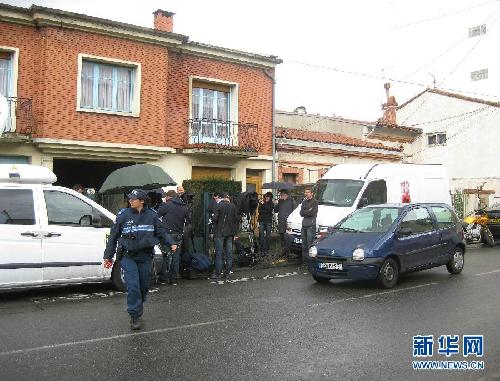 萨科齐亲赴枪击案现场
