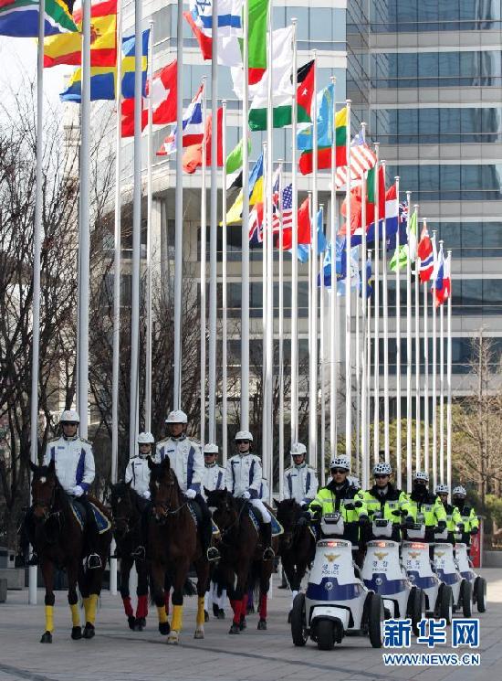 装甲车上路 实拍首尔核安全峰会警备街头