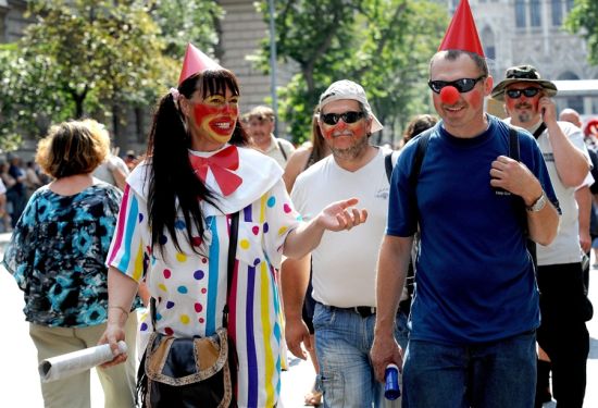 图文:匈牙利民众扮小丑抗议取消提前退休金