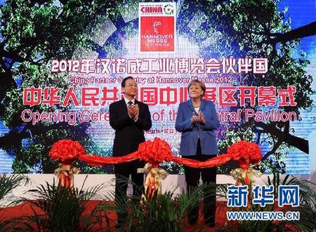 温家宝视察汉诺威工业博览会中德展馆并参观大众汽车公司