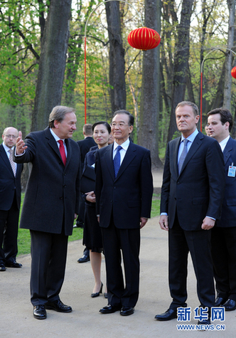 波兰总理陪同温家宝在瓦津基公园散步