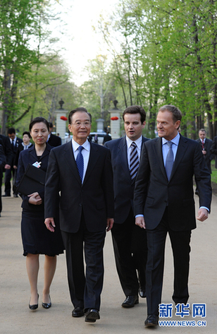 波兰总理陪同温家宝在瓦津基公园散步